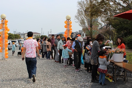 恋人の聖地でオレンジデー　～オレンジマルシェ～　inふたみシーサイド公園　行列